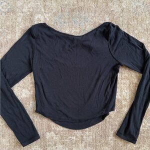 Lululemon black cropped cutout in back long sleeve shirt